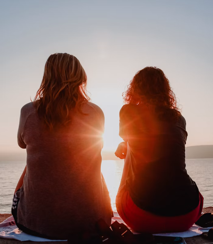 Illustration de deux femmes face au soleil