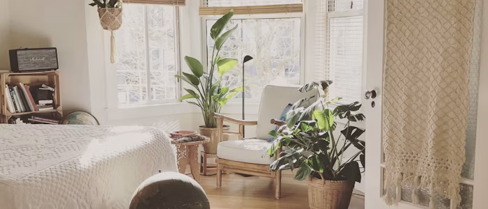 Fauteuil cosy devant une fenêtre